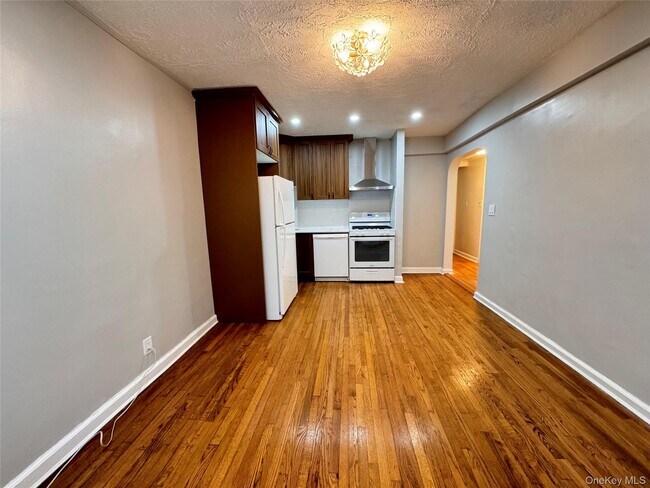 Photo - 85-16 Little Neck Pkwy