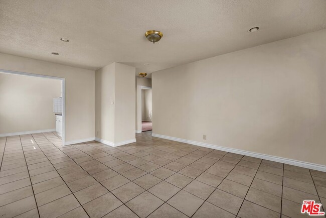 225 1/2 W 75th St Condo Condo for Rent in Los Angeles, CA
