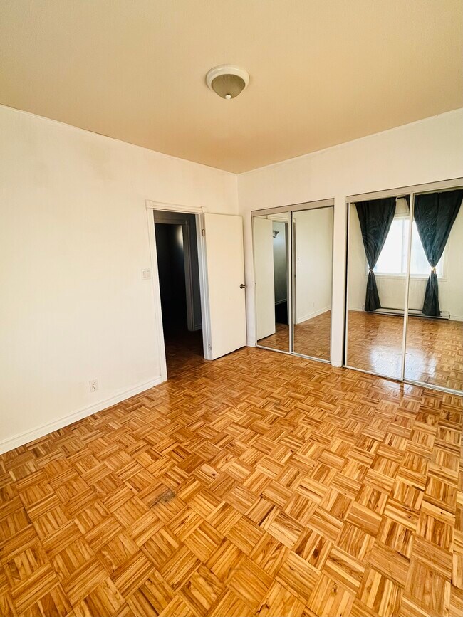 chambre 1 - 321 Av 81E Unité 2-Bedroom with Parking