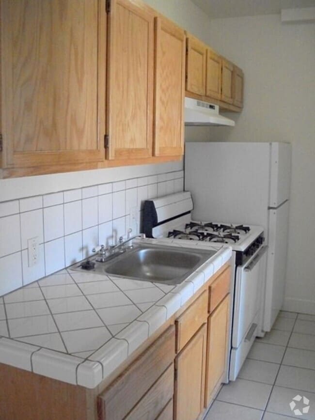 Building Photo - A Bright Sunny 1 bedroom, with Hardwood Fl... Unit 55 Rental