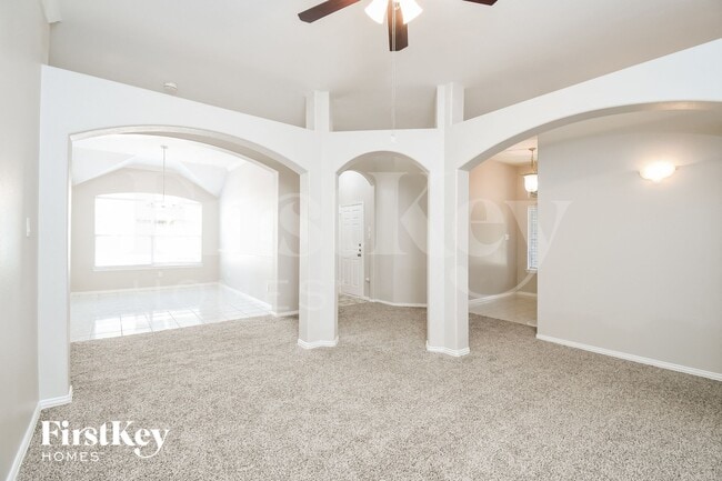 Photo - 403 Canadian Trail