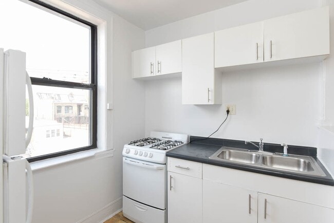 Photo - 2334.5 N Spaulding Ave Unidad B4