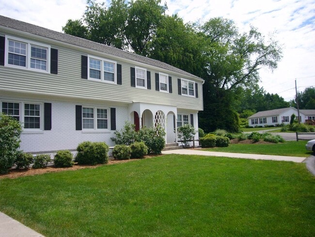 beautiful front and back yard - 20 Hobart Ln Unit 20 Hobart