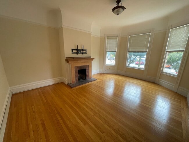 Building Photo - Charming Inner Richmond Gem: Spacious 1BR w/ Laundry On-Site, and Parking Included!