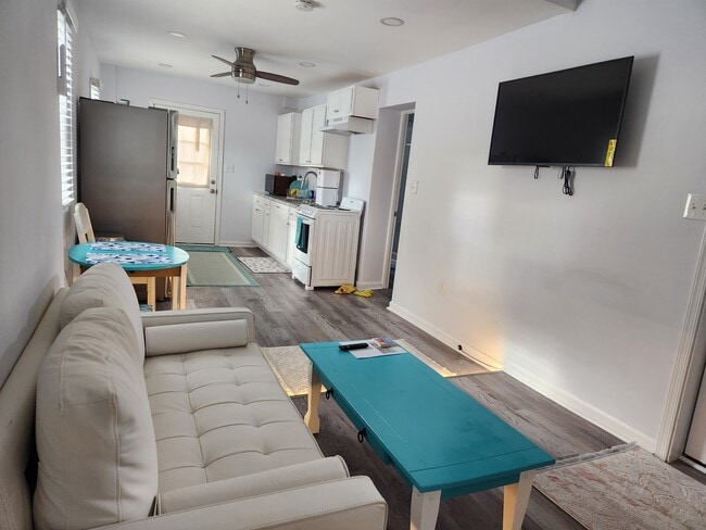 Photo - 1204 Lossing Ave Unidad Blue bldg