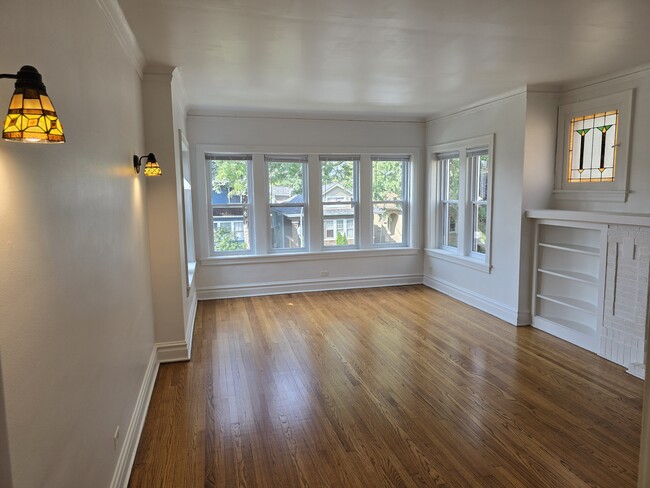 Building Photo - 6639 N Rockwell St Unit 2 Rental