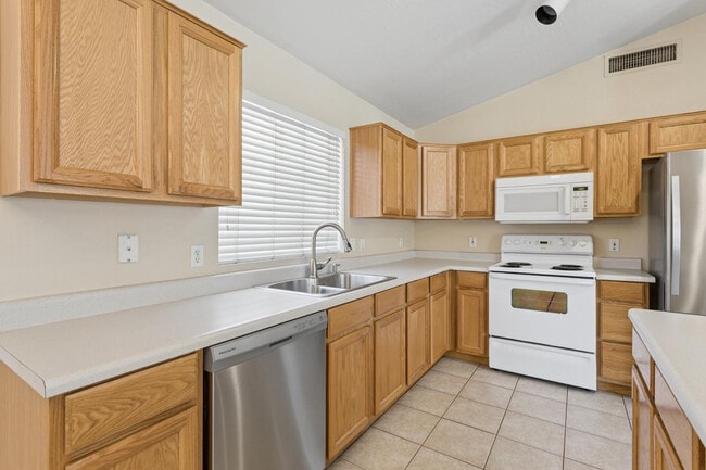 Photo - 921 E Montoya Ln