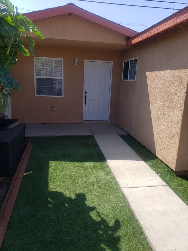 Building Photo - 1540 W 58th St