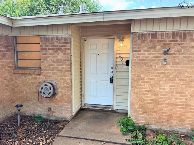 Photo - 1001 W Beverly Loop