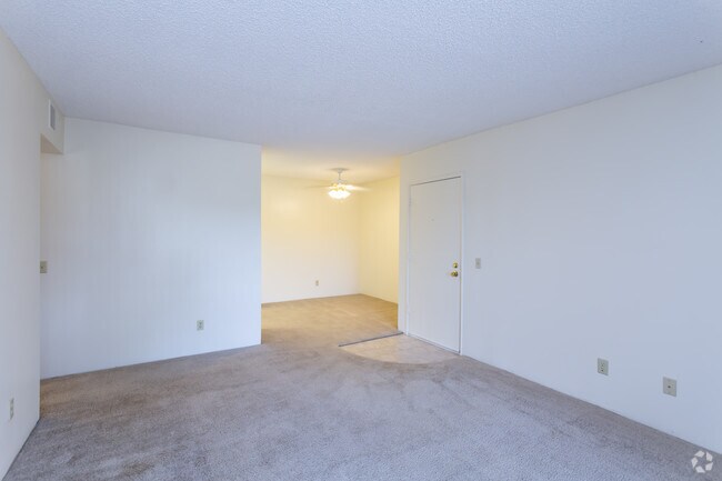 2 BR, 2 BA - 888 SF