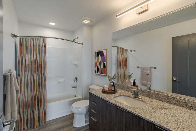 Baño moderno - Patina Flats at the Foundry Apartments