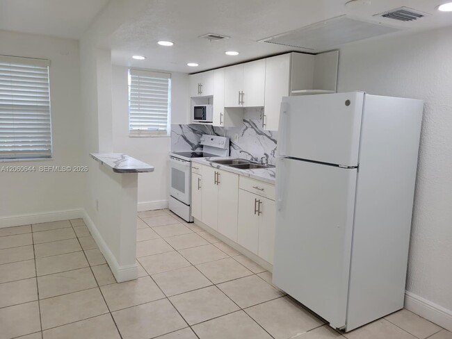 Building Photo - 3901 SW 112th Ave Unit 50