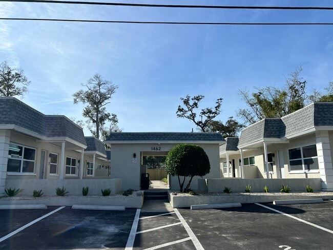 1462 Hamlet Ave