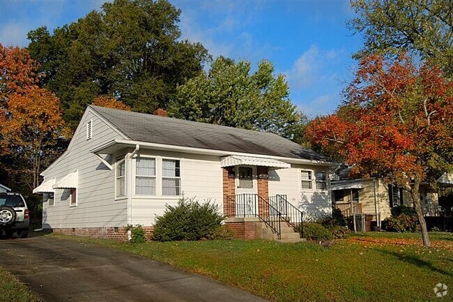 Building Photo - 2 BR House w/ Detached Garage, within 2 mi...