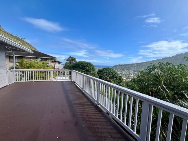 Building Photo - Renovated 6 Bedroom, 3.5 Bath Home with 2 Garages in Aina Haina
