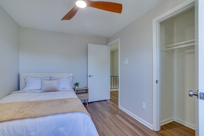 UL 1 - 8056 Central Park Dr