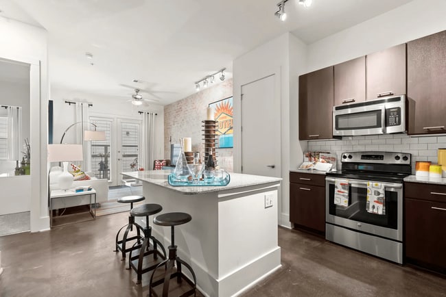 Building Photo - Collier Trailside