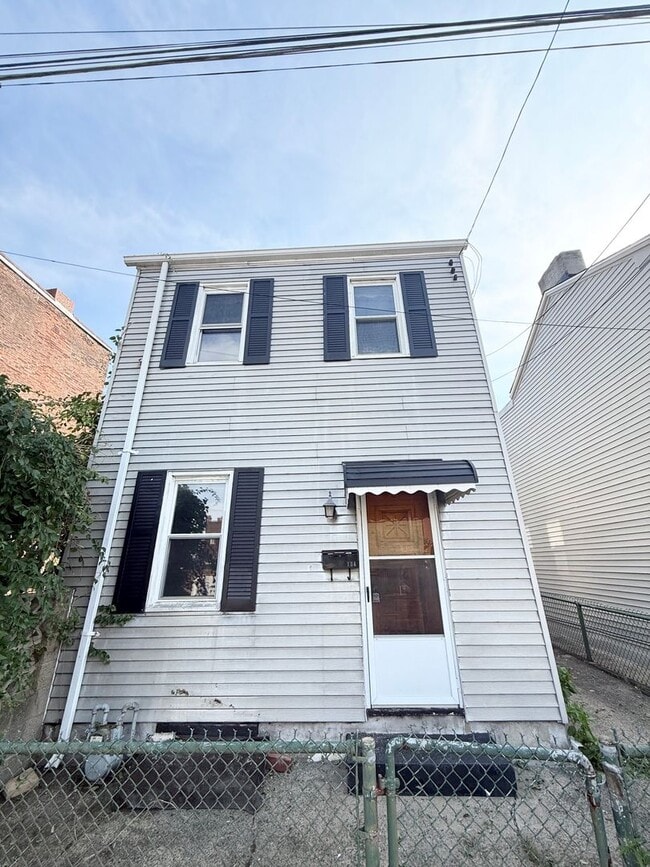 Building Photo - One or 2 bedroom, 1 bathroom home with a den in the heart of Lawrenceville.