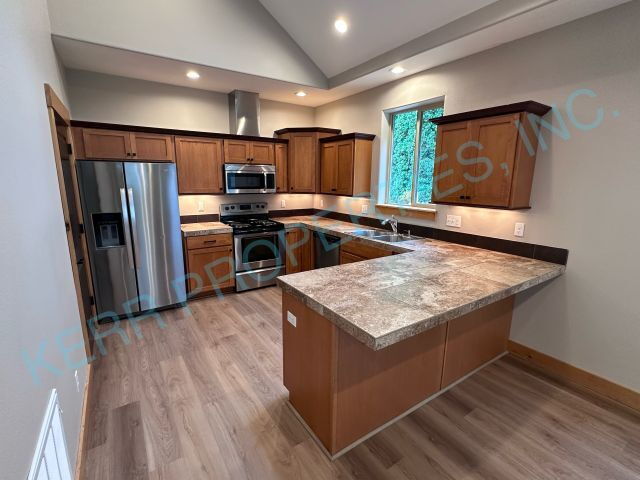Discover Comfort and Space in A Charming 3-Bed, 2-Bath Retreat in Troutdale!