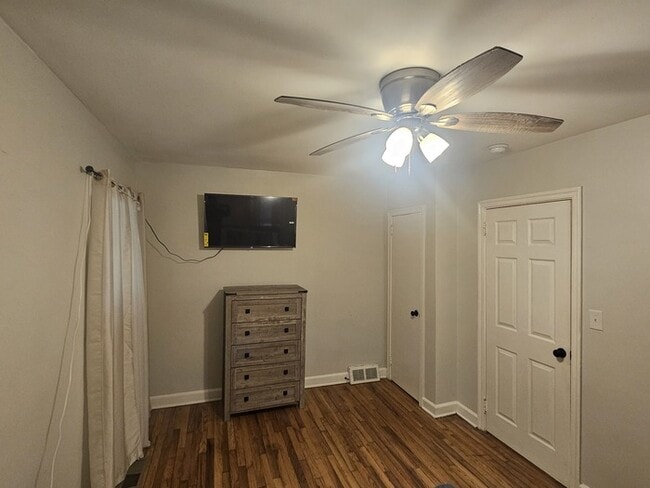 Photo - Spacious 3 Bedroom Brick Ranch Home (FURNISH)