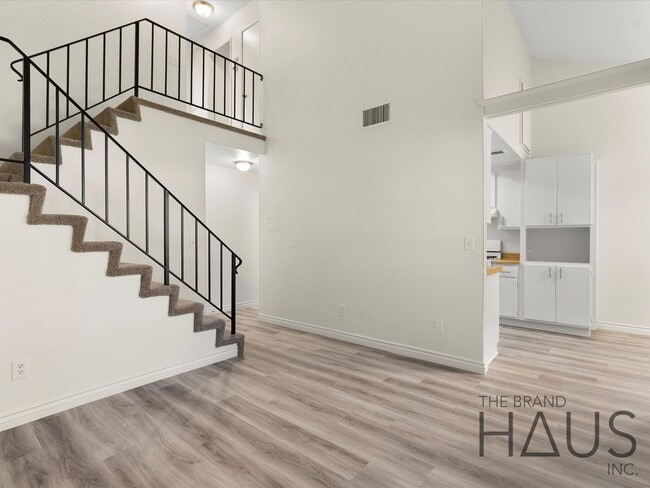 Building Photo - 2.5 Bed + 1.5 Bath + 2 Car Garage + Centra... Unit 102