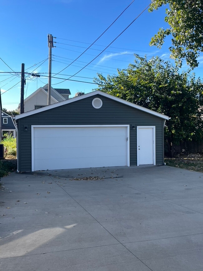 Garage - 1354 W 65th St Unit 2