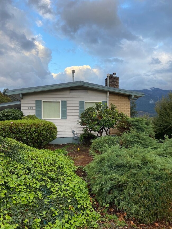 Building Photo - Charming Craftsman Home with Stunning Rive...