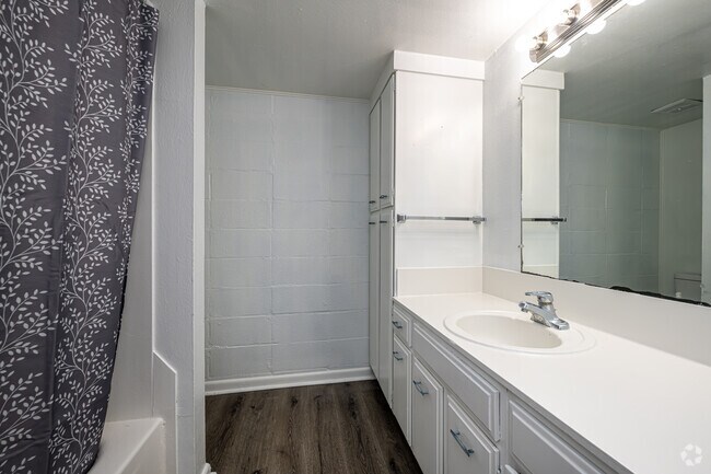 3BR, 1.5BA - 1,006SF - Primary Bathroom