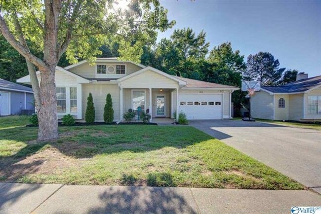 Building Photo - THREE BEDROOM/TWO BATH SPACIOUS RANCH - GR...