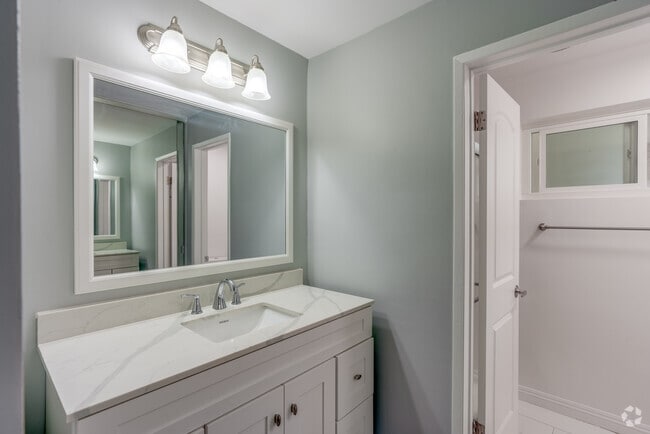 2BR, 2BA - 1,100SF