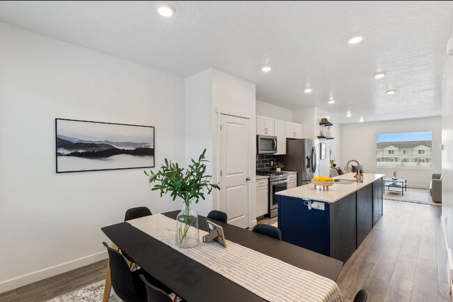 Photo - 3 Bed/3 Bath Townhouse in Saratoga Springs