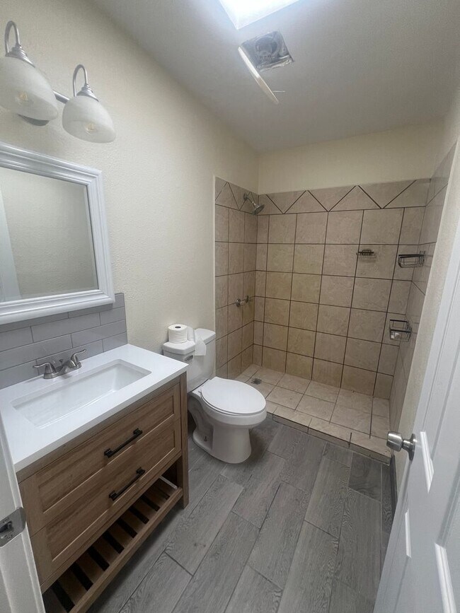 Photo - Newly Refurbish 2 Bed. 1 Ba. Duplex Apartment In Convenient Location Closed to Everthing