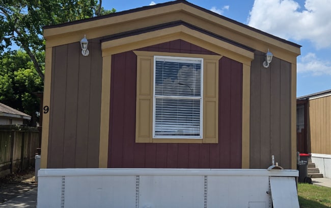 Building Photo - 1120 N Vista Dr Rental