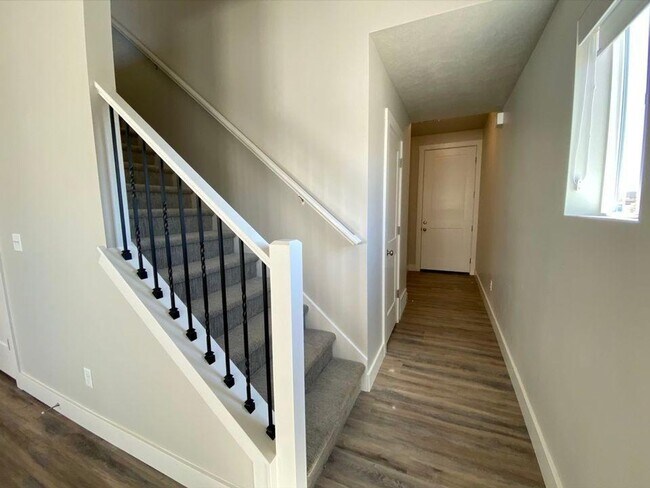 Photo - 3 bed 2.5 Bath Clean and Move-in Ready