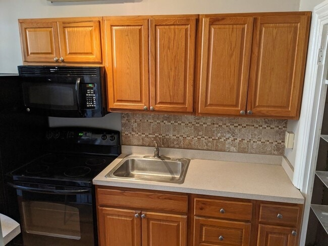 Building Photo - 1017 Green St Unit 2R Rental