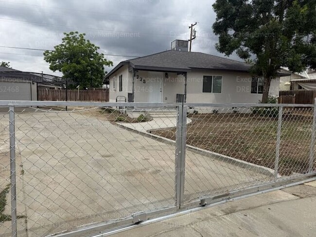 Building Photo - Remodeled 3-bedroom, 2-bath home near Ming Ave/ S. H St