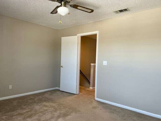 Photo - 1514 Manor Dr NE