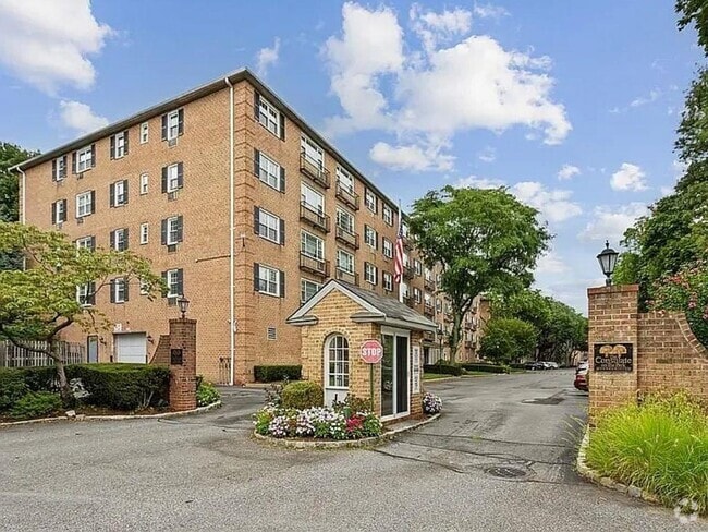 Building Photo - 1 Consulate Dr Unit 4-M Rental
