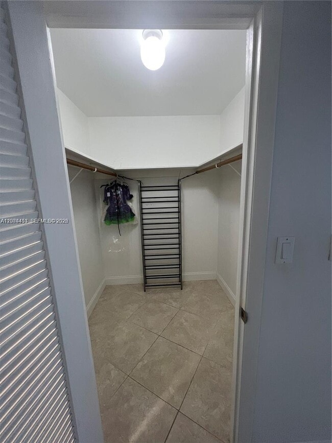 6039 Collins Ave Unit 423