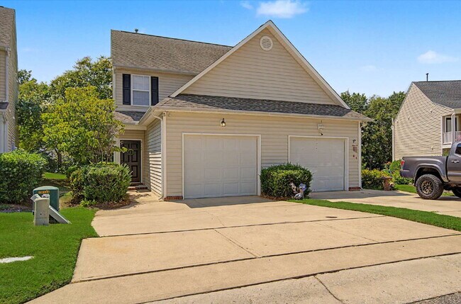 Townhome in Desirable Hedingham Community