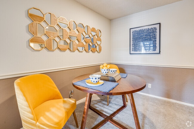 1BR, 1BA - 700SF - Dining Area