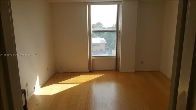 Photo - 2020 NE 135th St Unidad 406