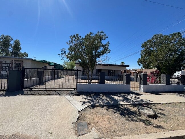 Building Photo - South- 3 bedroom/ 1 bathroom single family home