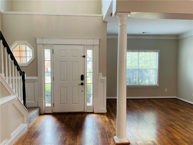 Photo - 2020 Chelton Way SE