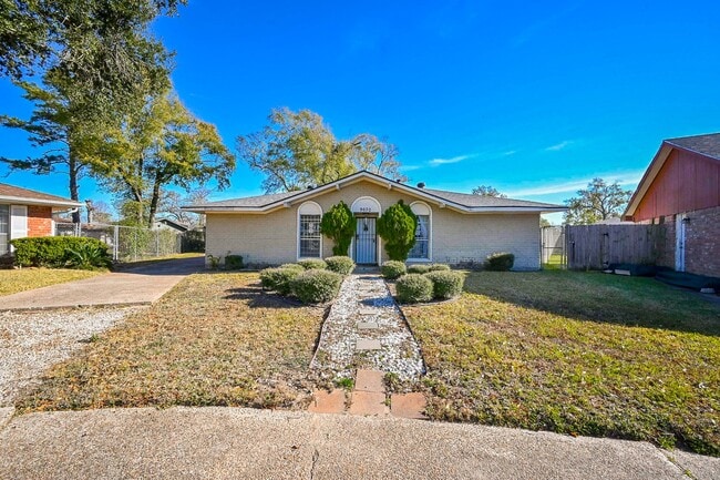 Building Photo - 9630 Glenwood Forest Dr