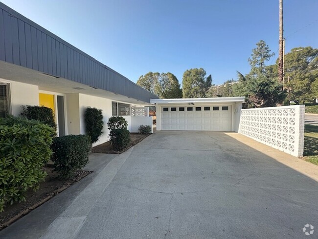 Building Photo - 4+2 Mid Century Modern Home - New Applianc...