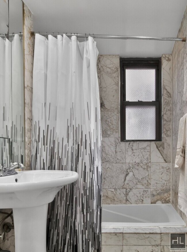 Photo - 210 E 47th St