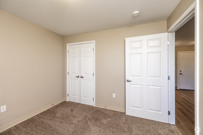 2BR, 1BA - 812SF - Bedroom