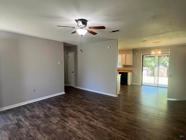 Photo - 211 Laverne Dr