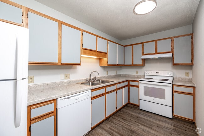 2BR, 1BA - 916SF - Kitchen